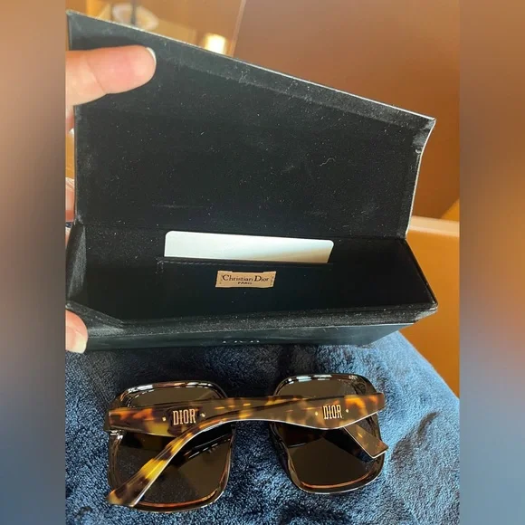 Dior Tortoiseshell Sunglasses with gold detail - Picture 7 of 8